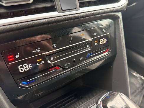 Used 2025 Volkswagen Taos SE image 19