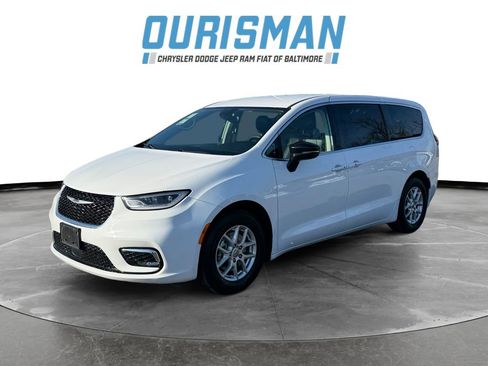 Used 2024 Chrysler Pacifica Touring-L image 2