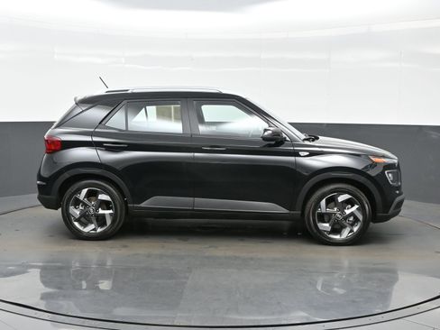 Certified 2025 Hyundai Venue SEL image 7