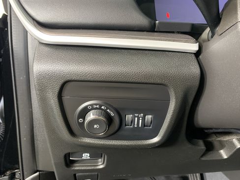 Used 2023 Jeep Grand Cherokee L Limited AWD/4WD image 16
