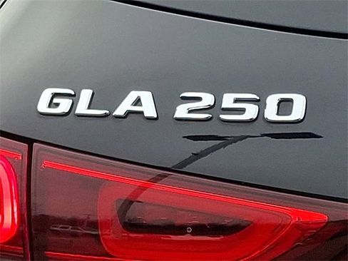 Used 2023 Mercedes-Benz GLA 250 4MATIC image 33