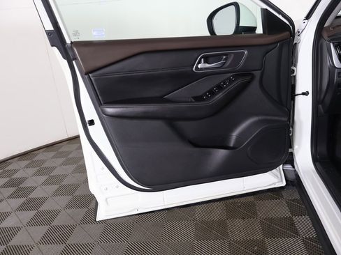 Used 2021 Nissan Rogue SV w/ Premium Package image 23