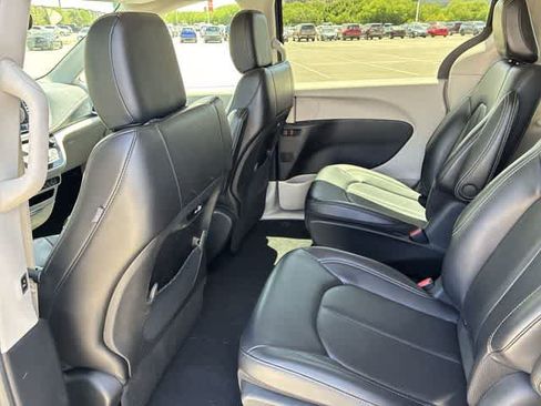 Used 2023 Chrysler Pacifica Touring-L FWD image 20