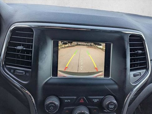 Used 2019 Jeep Grand Cherokee Laredo image 14