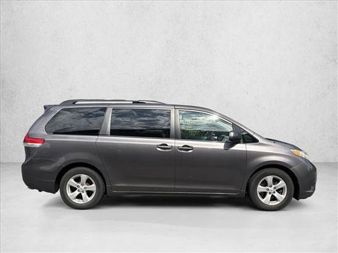 Used 2013 Toyota Sienna LE w/ Towing Pkg FWD image 4