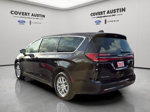 Used 2025 Chrysler Pacifica Select image 3