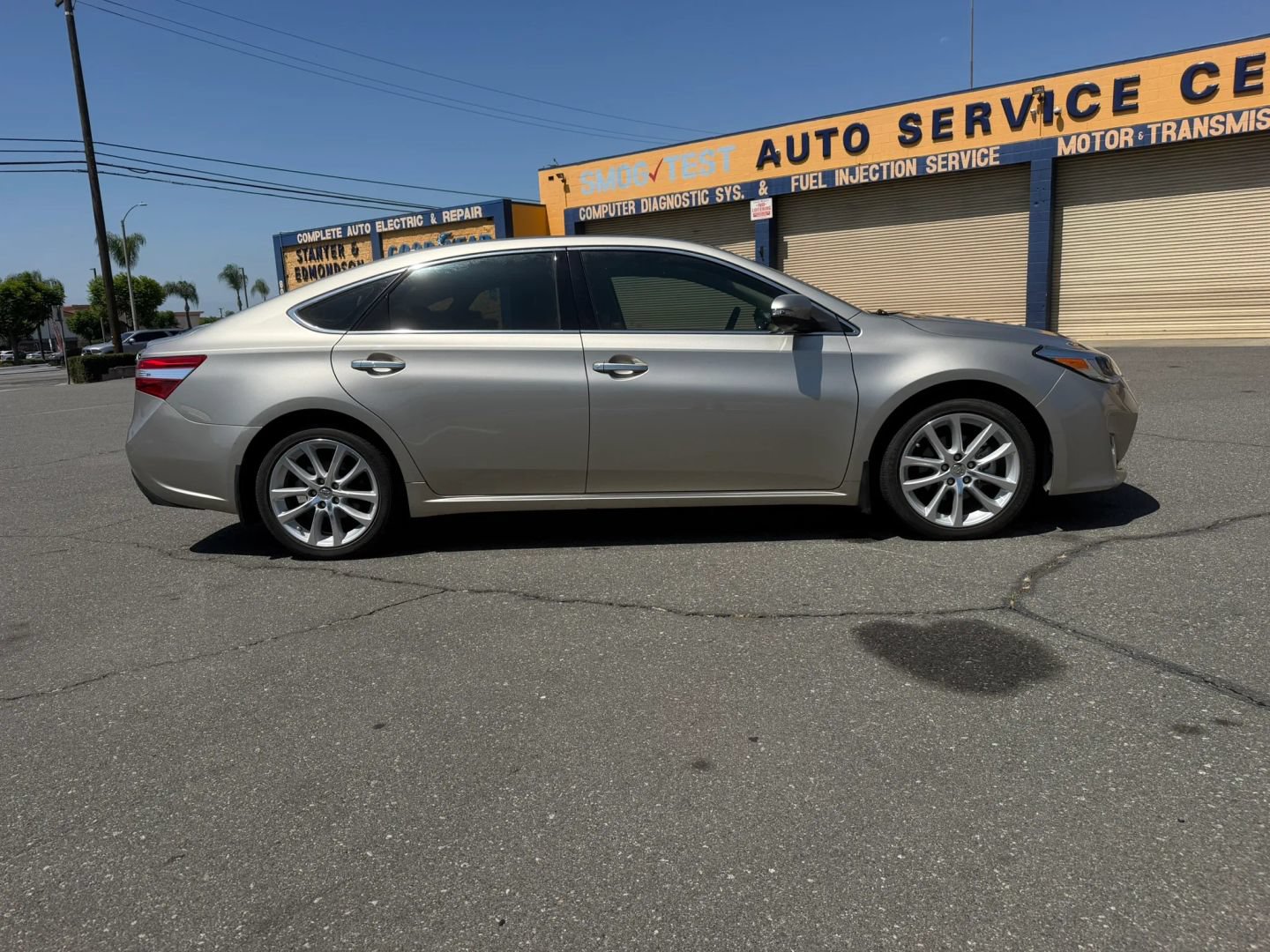 Used 2013 Toyota Avalon Limited w/ Technology Pkg FWD image 4