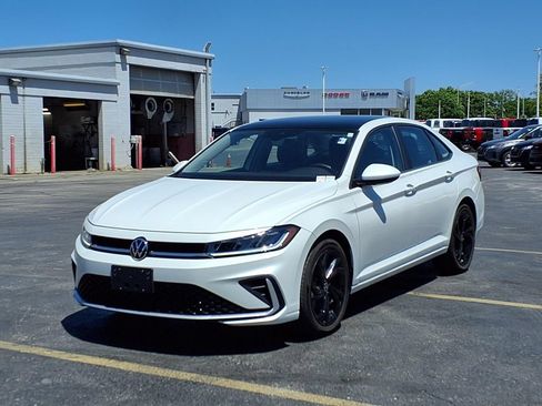 Used 2025 Volkswagen Jetta SE w/ Sunroof Package FWD image 2