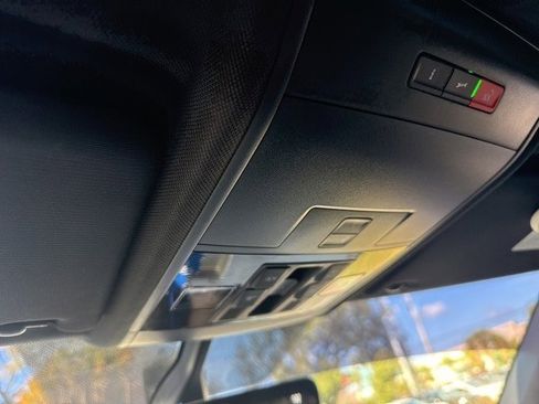 Used 2022 Volkswagen Atlas Cross Sport SE w/ Panoramic Sunroof Package image 24