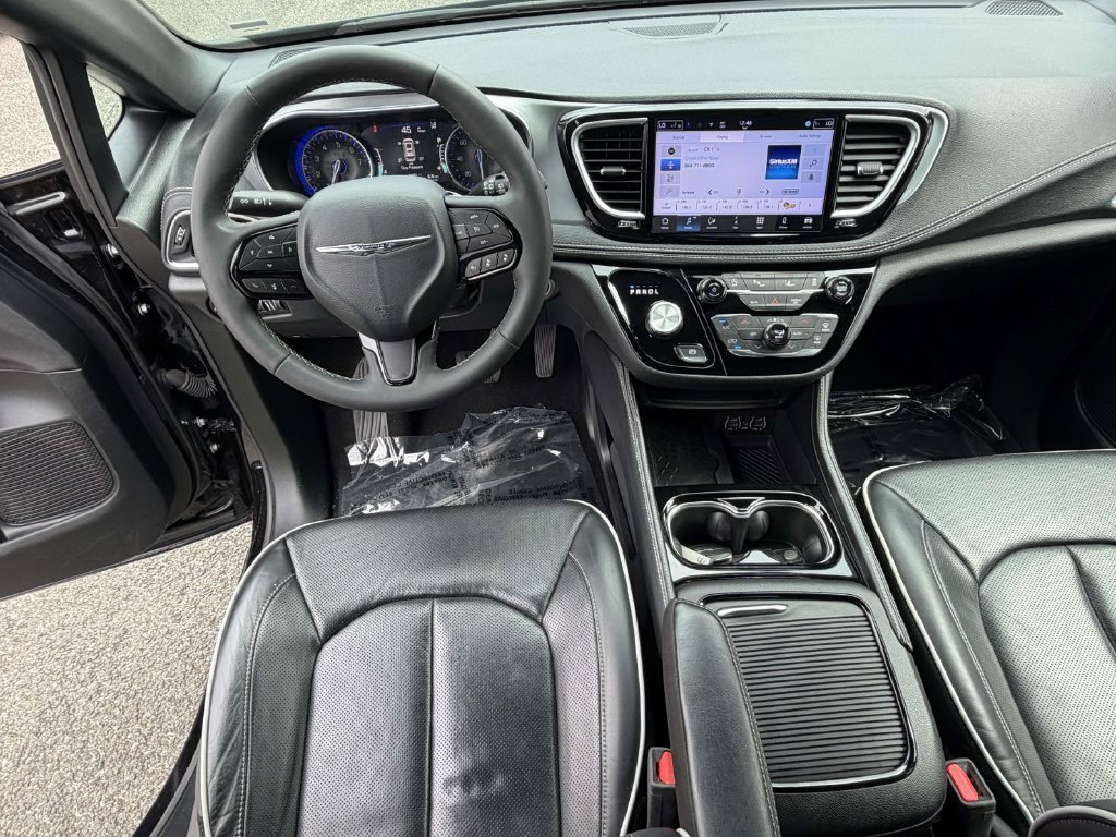 Used 2025 Chrysler Pacifica Limited FWD image 17