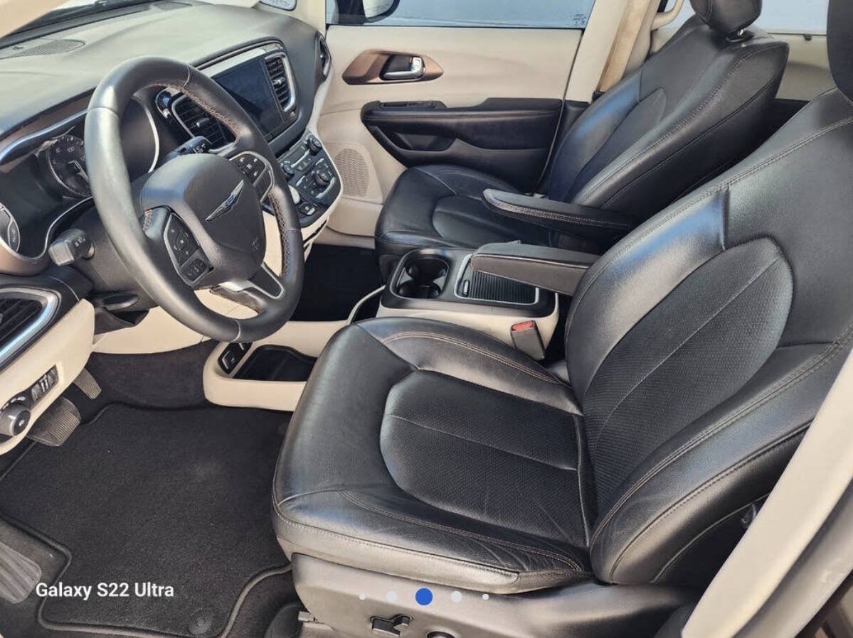Used 2017 Chrysler Pacifica Touring-L Plus FWD image 12