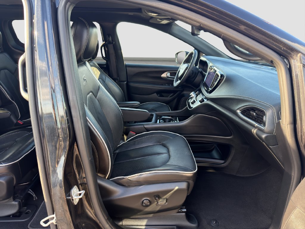 Used 2024 Chrysler Pacifica Premium FWD image 17