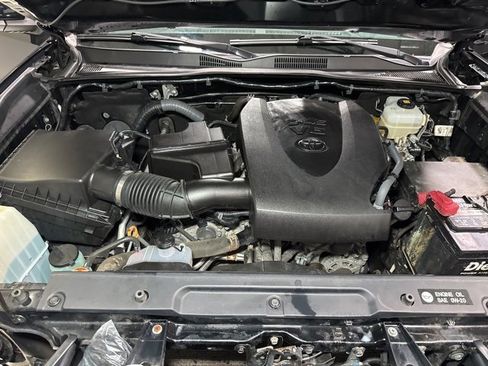 Used 2017 Toyota Tacoma TRD Off-Road image 3