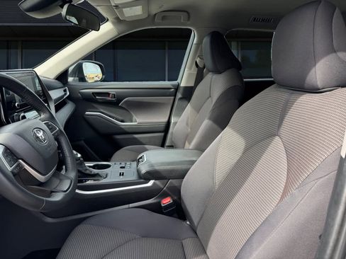 Used 2025 Toyota Highlander LE image 2
