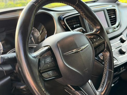 Used 2020 Chrysler Pacifica Touring w/ S Appearance Package FWD image 48