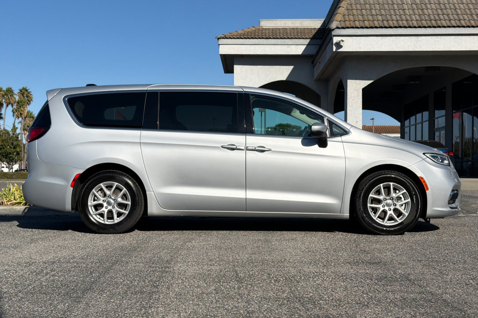 Used 2023 Chrysler Pacifica Touring-L FWD image 3