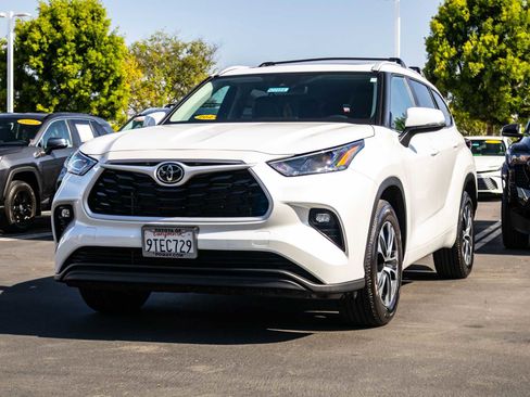 Used 2025 Toyota Highlander XLE FWD image 3