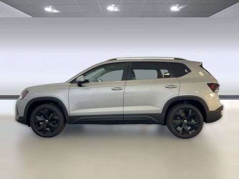 New 2026 Volkswagen Taos SE image 2