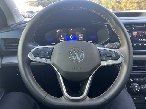 Certified 2024 Volkswagen Taos SE w/ Panoramic Sunroof Package FWD image 15