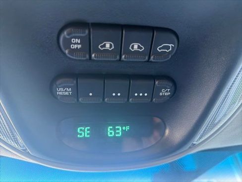 Used 2006 Chrysler Town & Country Touring image 24