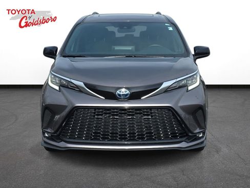 Used 2022 Toyota Sienna XSE image 2