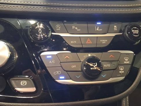 Used 2025 Chrysler Pacifica Limited FWD image 30