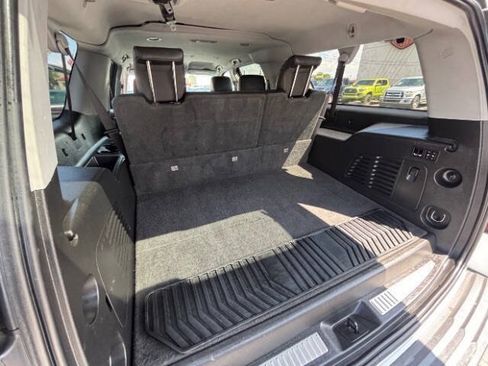 Used 2018 Chevrolet Suburban LT w/ Luxury Package RWD image 19