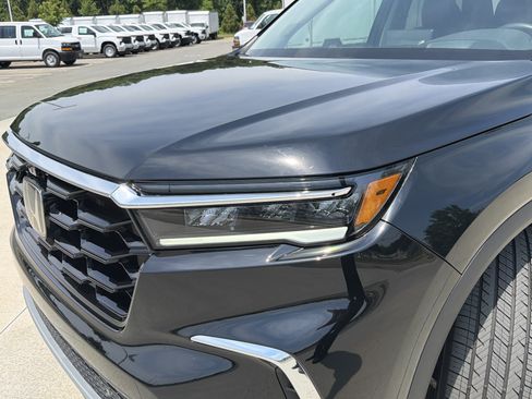 Used 2025 Honda Pilot Elite image 6