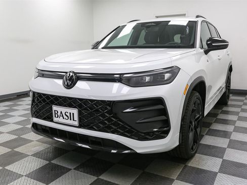 New 2025 Volkswagen Tiguan SE R-Line image 4