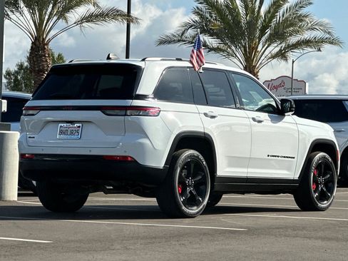 Used 2023 Jeep Grand Cherokee Altitude AWD/4WD image 4