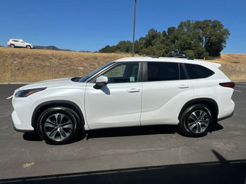 Used 2023 Toyota Highlander XLE FWD image 7