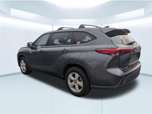 Used 2020 Toyota Highlander LE FWD image 2