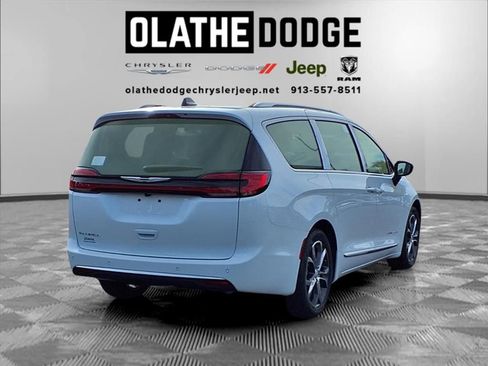 New 2026 Chrysler Pacifica Pinnacle image 28