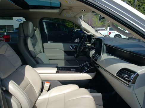 Used 2018 Lincoln Navigator Select w/ Technology Package AWD/4WD image 9
