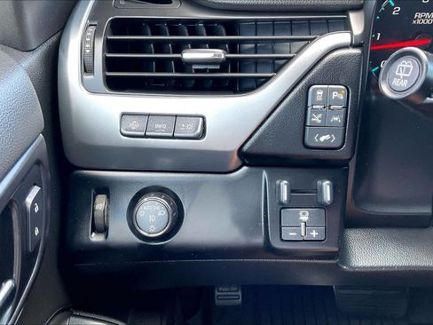 Used 2020 Chevrolet Suburban Premier w/ Premier Plus Edition RWD image 32