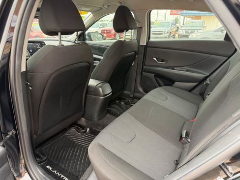 Used 2023 Hyundai Elantra SE FWD image 28