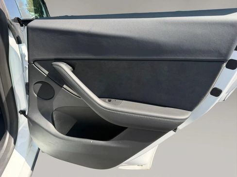 Used 2022 Tesla Model Y Long Range AWD/4WD image 17