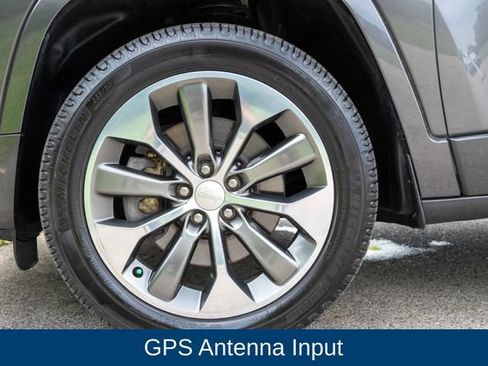 Used 2019 Jeep Cherokee Overland w/ Technology Group AWD/4WD image 12