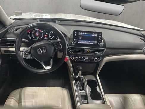 Used 2018 Honda Accord Touring image 2