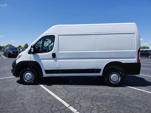 Used 2025 RAM ProMaster 2500 w/ Safety Group FWD image 13
