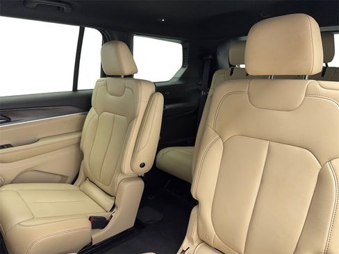 Used 2024 Jeep Grand Cherokee L Limited w/ Black Appearance Package image 38