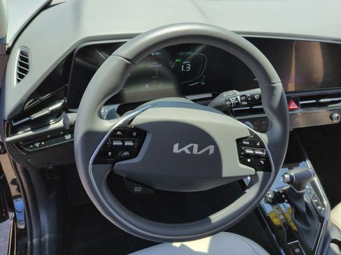 Used 2025 Kia Niro EX FWD image 11
