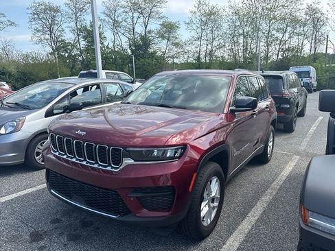 Used 2023 Jeep Grand Cherokee Laredo w/ Luxury Tech Group I AWD/4WD image 10