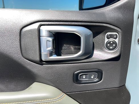 Used 2025 Jeep Gladiator Mojave AWD/4WD image 14