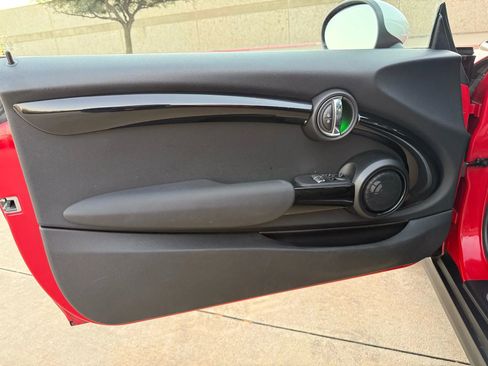 Used 2019 MINI Cooper 2-Door Hardtop w/ Premium Package image 9