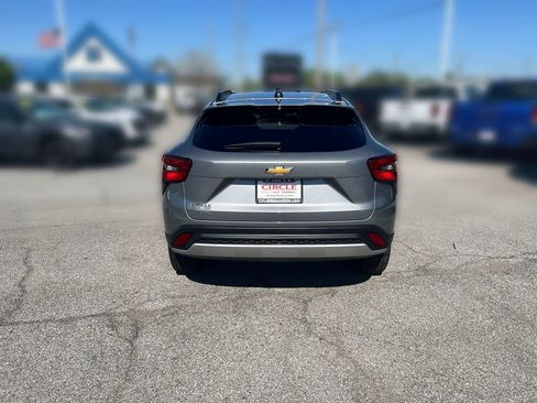 Used 2025 Chevrolet Trax LT w/ LT Convenience Package FWD image 6