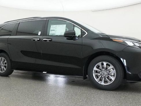 New 2026 Toyota Sienna XLE image 24