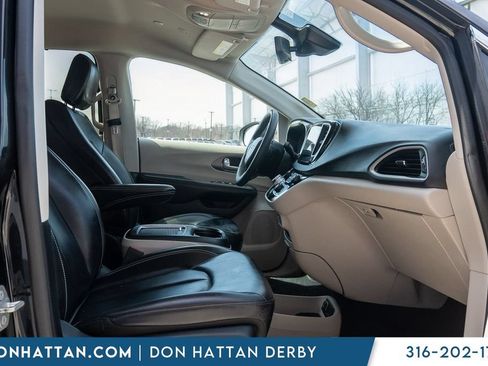 Used 2023 Chrysler Pacifica Touring-L FWD image 24