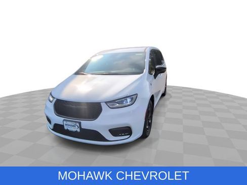 Used 2024 Chrysler Pacifica Limited FWD image 3