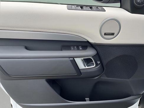 Certified 2025 Land Rover Discovery Dynamic SE image 29